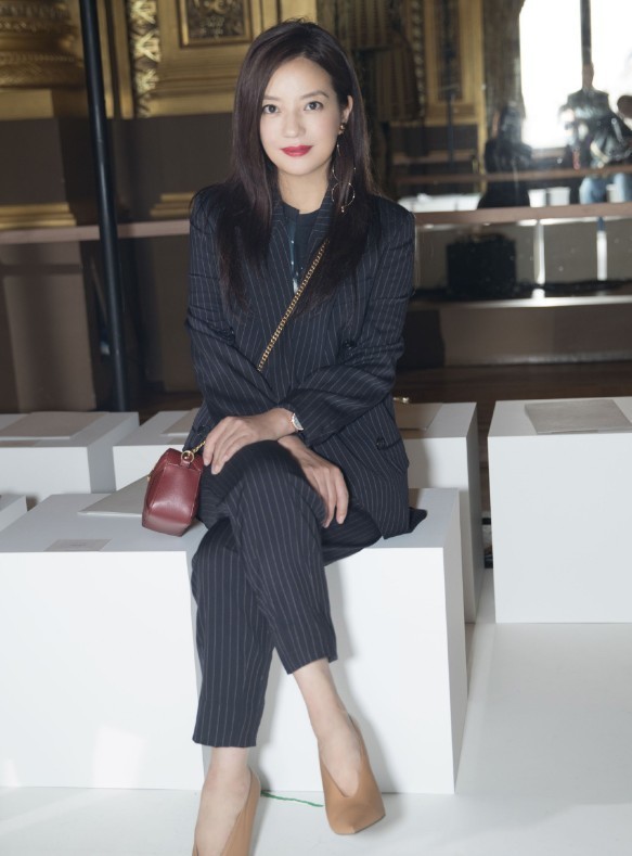 赵薇身穿条纹西装,搭配米色高跟鞋和红色小挎包,气场全开,非常霸气