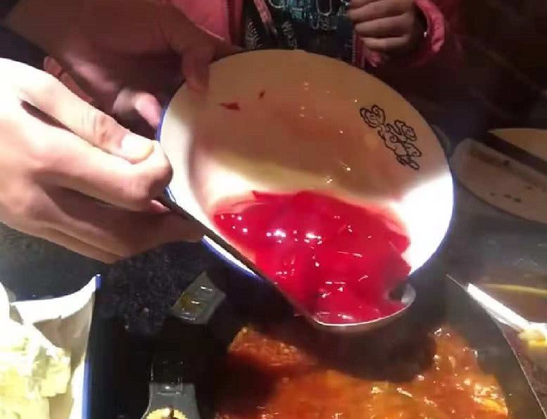 去邓伦的火锅店吃东西,一碗鸭血让我无话可说,不会再来了