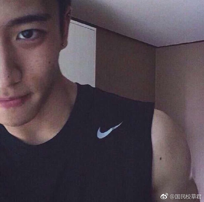 你们不知道一个朋友圈全是帅哥的我每次刷朋友圈的时候有多么自卑