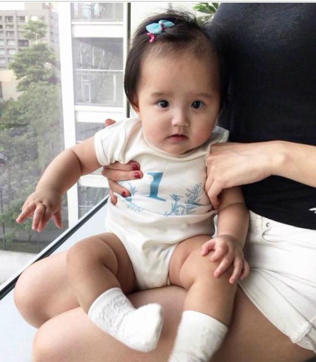 当年的那段过往也成了回忆,如今林青霞有三个女儿很幸福,而秦汉虽然没