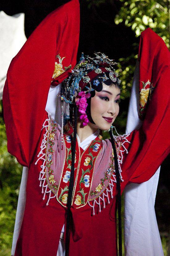 秦海璐用心演戏的女演员,她的身上散发着高贵典雅的唯美气质