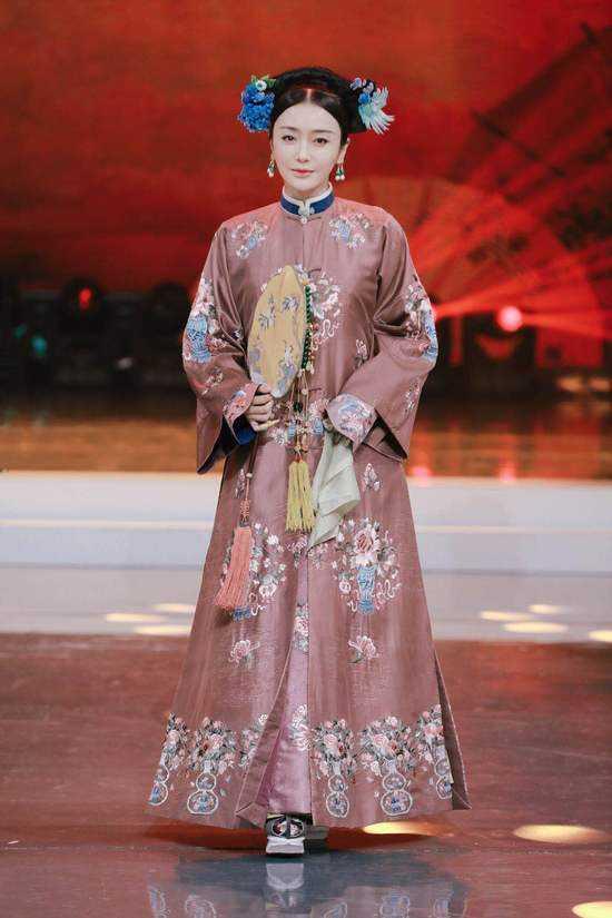 "富察皇后"秦岚上《快本》,和何炅的一个小细节被赞高情商|秦岚|何炅|