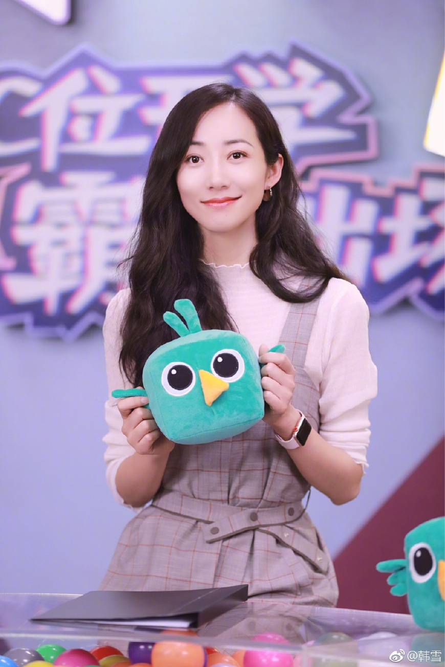 韩雪大波浪卷发搭配白色紧身连衣裙,气质温婉优雅,真漂亮