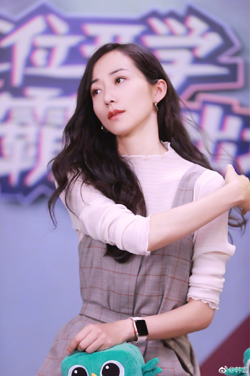 韩雪大波浪卷发搭配白色紧身连衣裙,气质温婉优雅,真漂亮