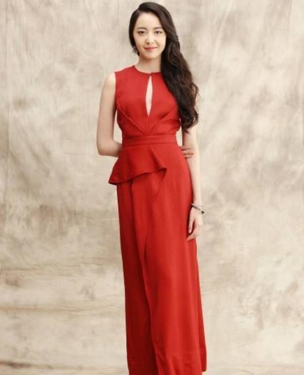 米露:眉清目秀,明艳动人!