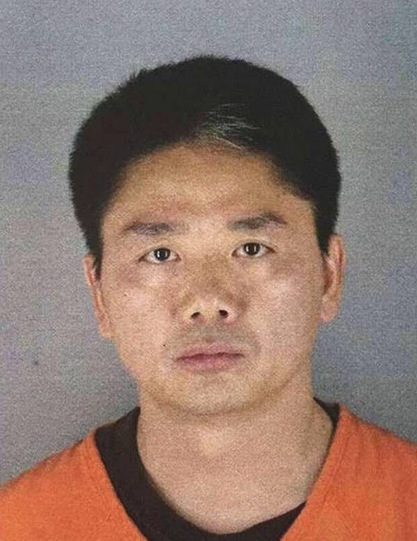 被王思聪说中了,刘强东橙色囚服照公开,确认过眼神是喝醉了的人