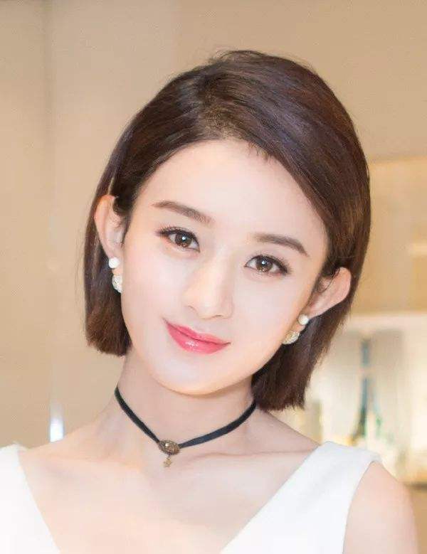 赵丽颖齐下巴短发美出新高度轻松驾驭黑白礼服年轻了10岁