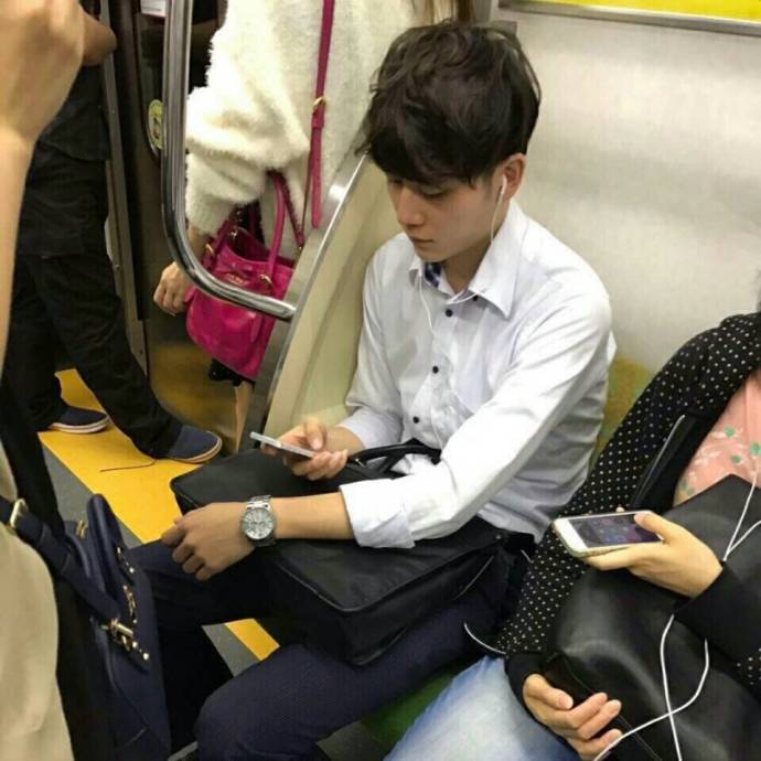 这年头帅哥都去挤地铁了不说了我去坐地铁了