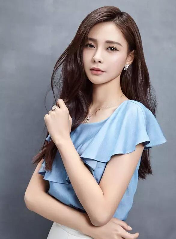 沈梦辰代替谢娜主持《快乐大本营》? 何炅转发微博话里有话!