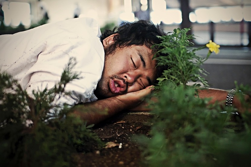 实拍日本喝醉的人街头乱睡丑态百出