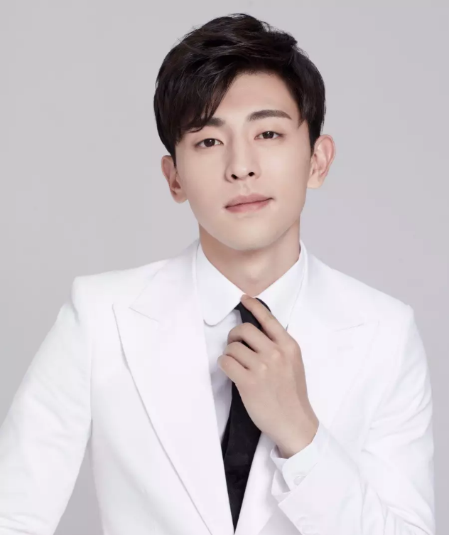 有人质疑邓伦整容了?对不起,人家从小就长这样