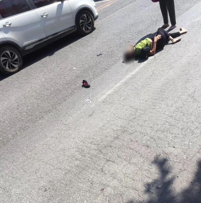 大连金柳路突发惨祸!小伙驾车撞飞女子 疑穿脱鞋开车
