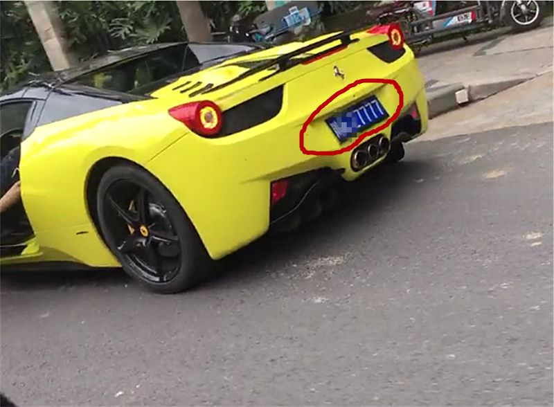 湖南偶遇418万黄色法拉利,车牌四连号,数字是国人最讨厌的!