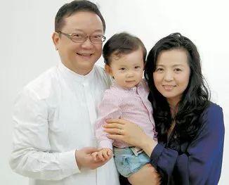 老来得子的王刚晒69岁生日全家福,儿子居然只比外孙女大2个月!