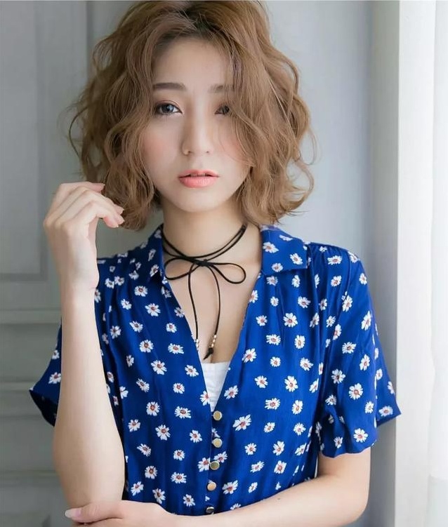 烫发不像造型,不满意洗头发后重新做一个,因为烫发是一个复杂的化学