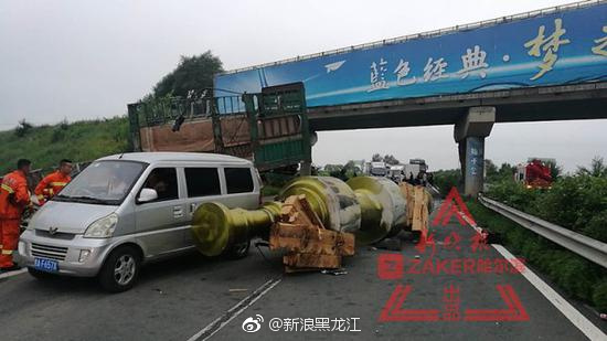 绥满高速公路大货车凌晨撞裂桥墩 注意断柱风险