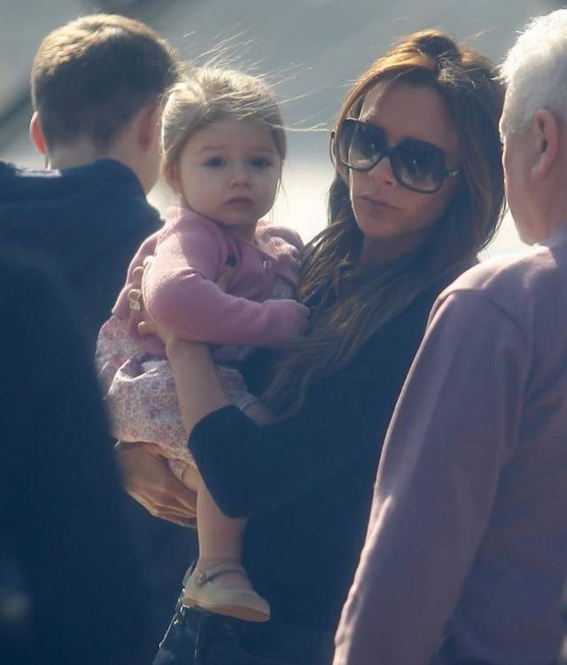 小七在小贝怀中惊艳世界,但在贝嫂怀中却让我们看到不一样的小七