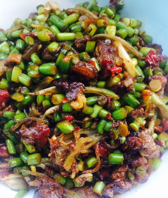 放入切丁的辣椒丁,翻炒,加入少许盐,酱油,胡椒粉蒜苔过油肉的做法步骤