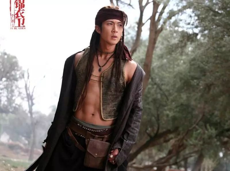 武生》里他是忍辱负重的京戏武生,《锦衣卫》他是盗亦有道的大漠判官