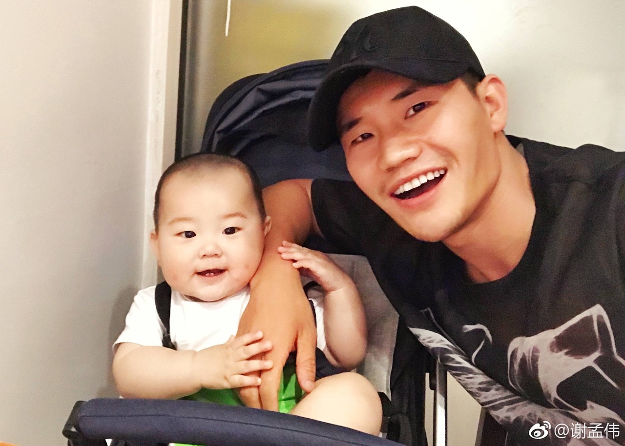 谢孟伟又晒娃 小谢谢表情多变讨喜 细心网友发现问题