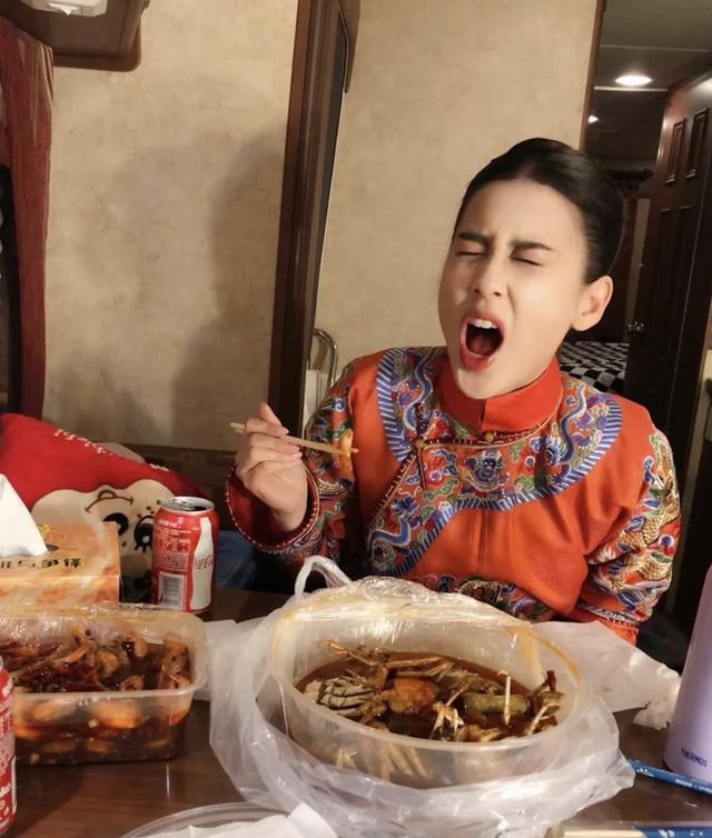 张大嘴摊开手,女神形象全无