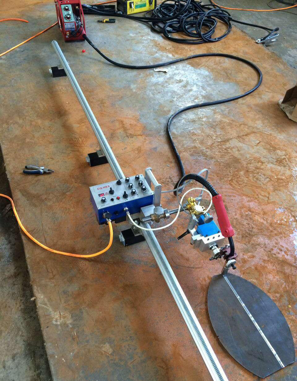 紫铜的焊接:焊接紫铜(即普通所称的工业纯铜)的办法有气焊,手工碳弧焊