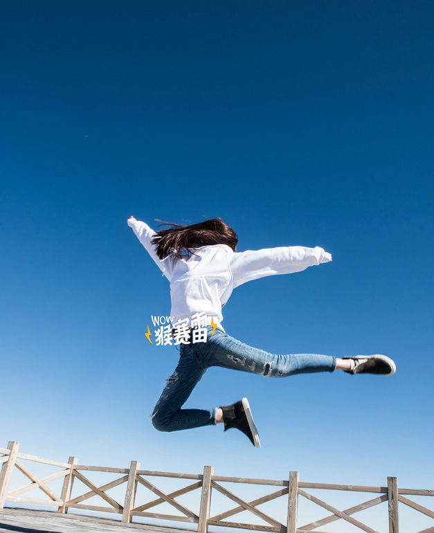 沈梦辰户外拍照搞怪姿势层出不穷累坏摄影师