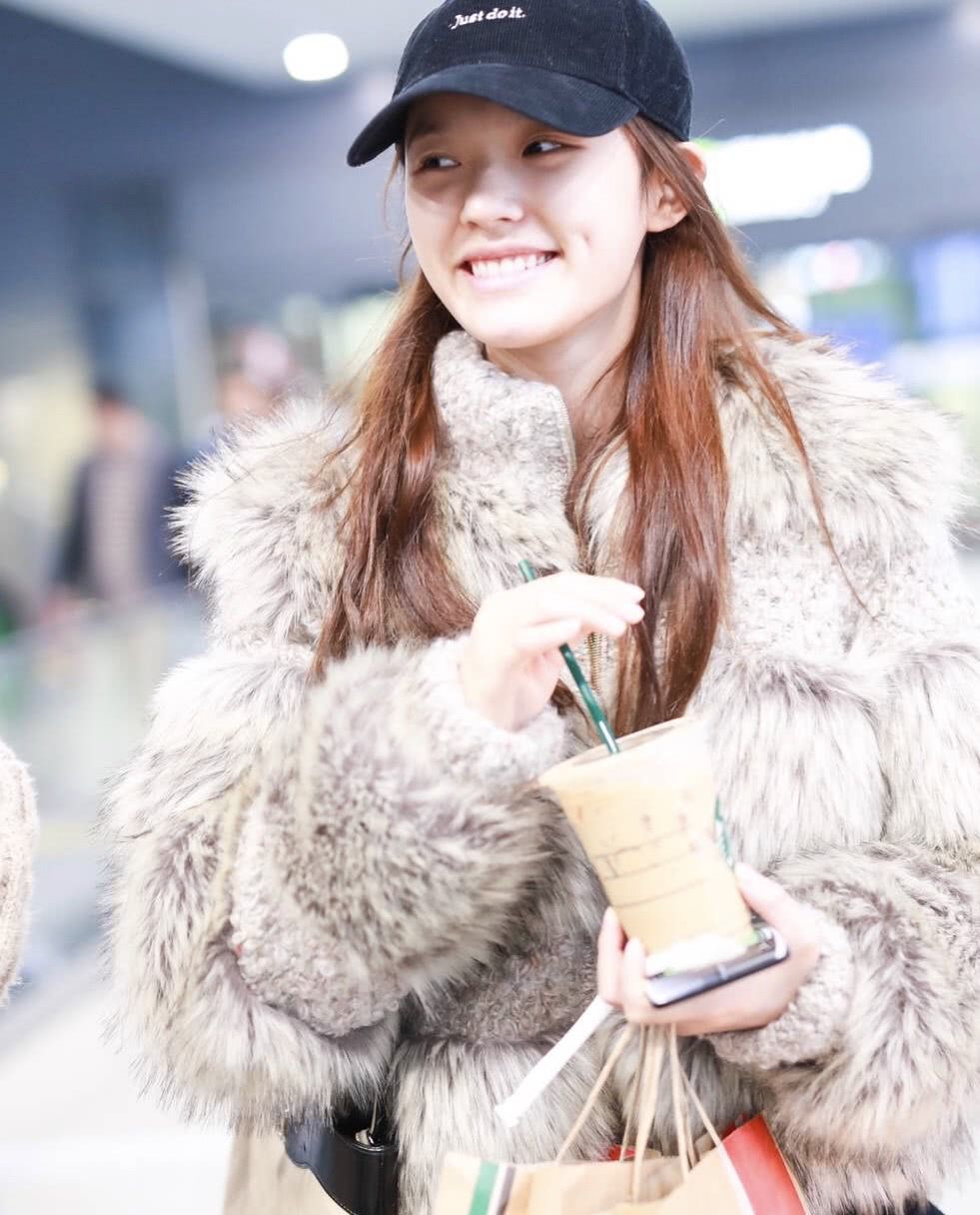 林允素颜现身机场笑的好开心,网友:整完牙之后笑起来好奇怪!