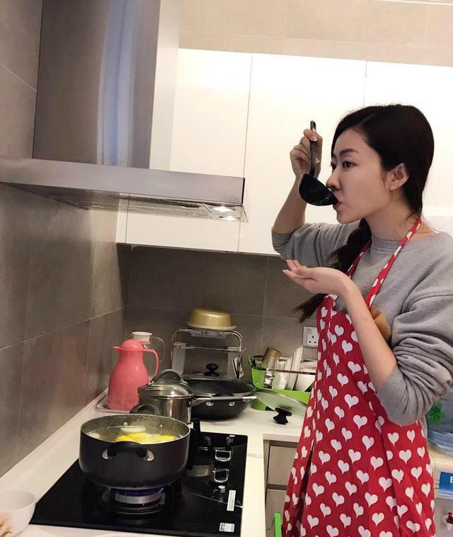 一美女同事就逗他:"康师傅,我能泡你