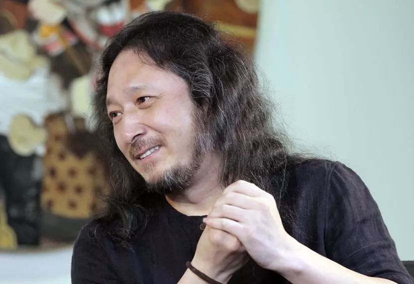 毕竟他的职业不是在台上光芒万丈的明星,而是一个作曲家