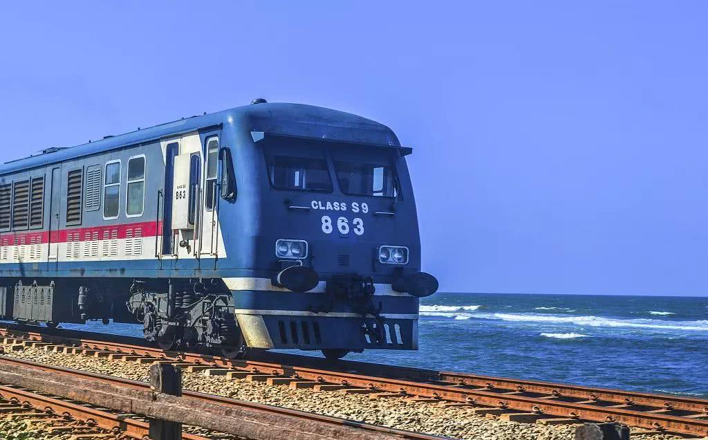 坐上《千与千寻》中的海上火车,寻找宫崎骏的童话世界