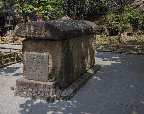 诸葛亮墓下的碑文中竟预言出千年后发生的事情