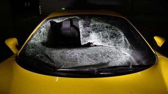 男子狂砸28辆车窗,盗得现金不足千元,这是何必呢