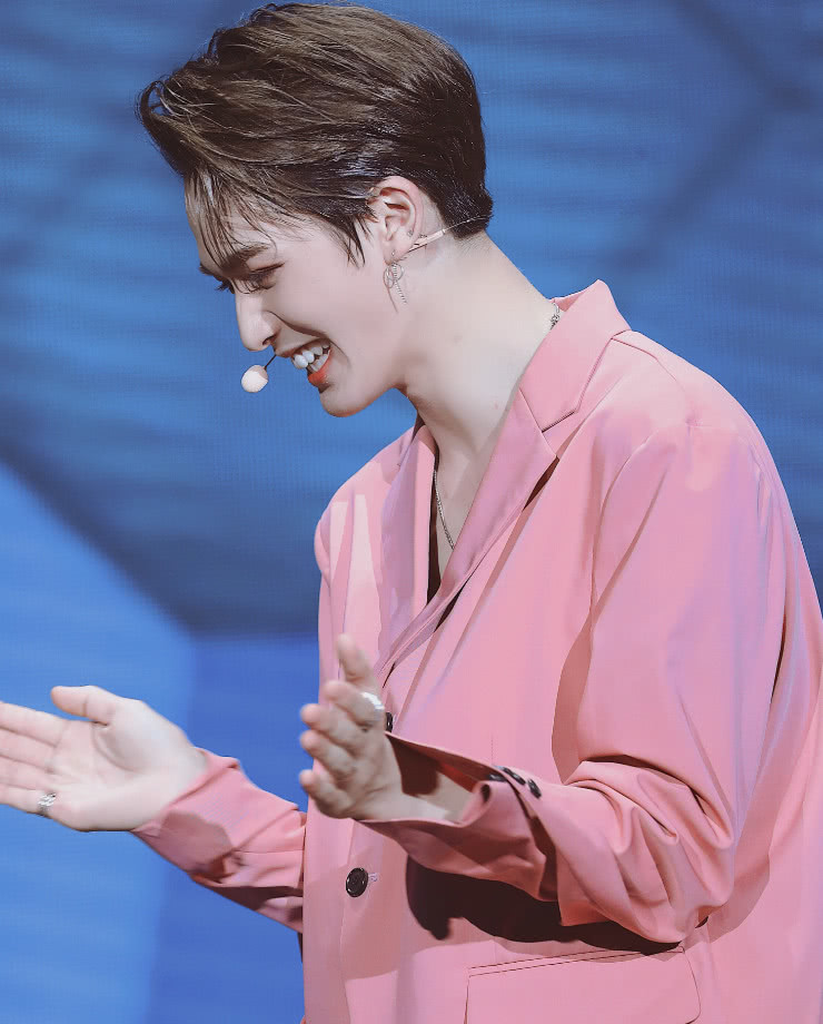 朱正廷身穿粉色休闲西装,清爽又干净,糖果系仙子来袭