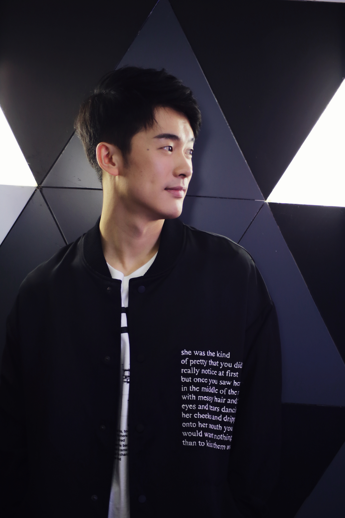 演员靳锦亮相脱单告急首映式化身恋爱赞助商