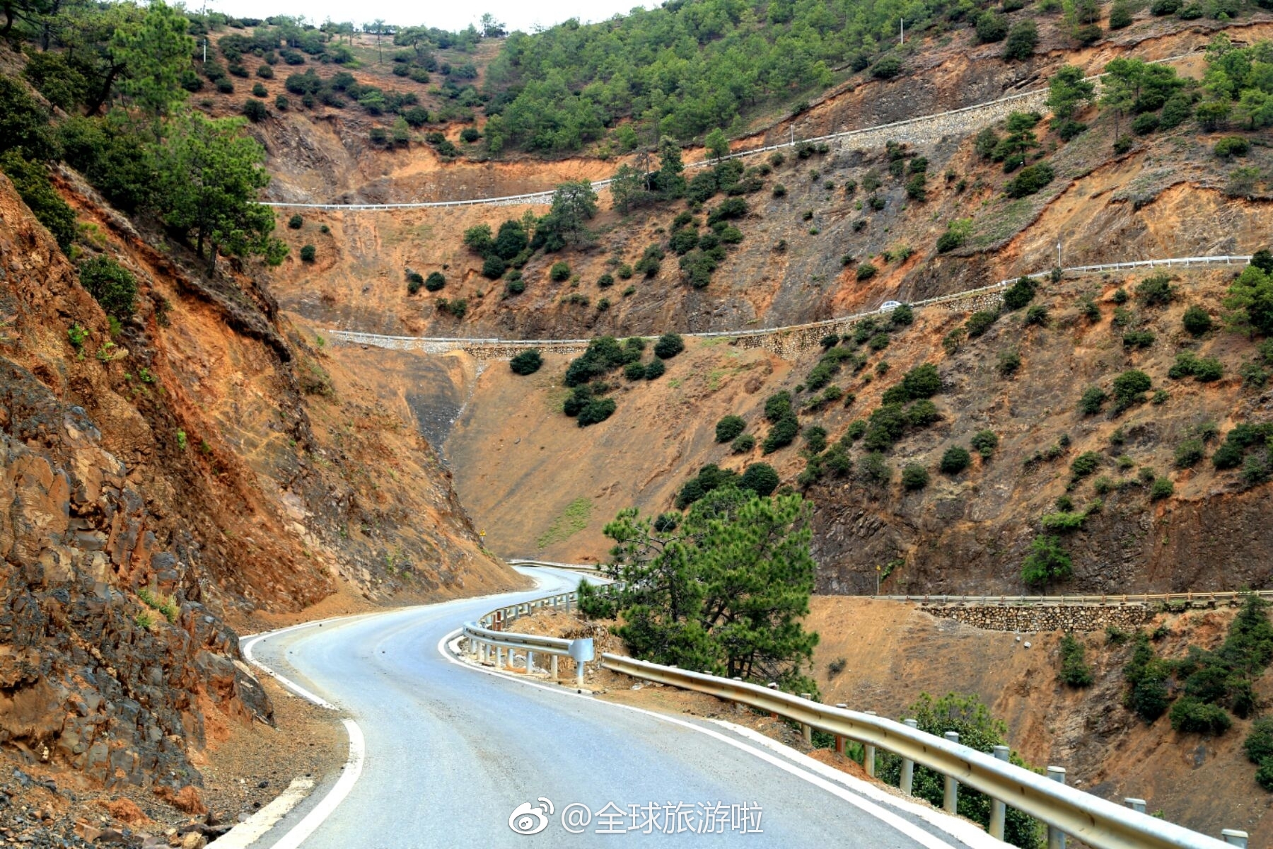 昆明到攀枝花高速,下高转入s216省道,路况好,一路美景,桑葚成林好吃