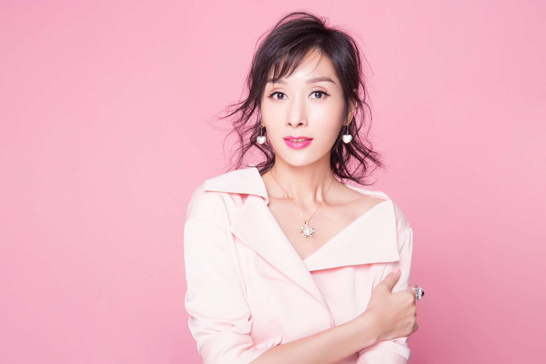 她曾是火遍香港的清纯女神却当富豪小三被原配掌捆败坏名声