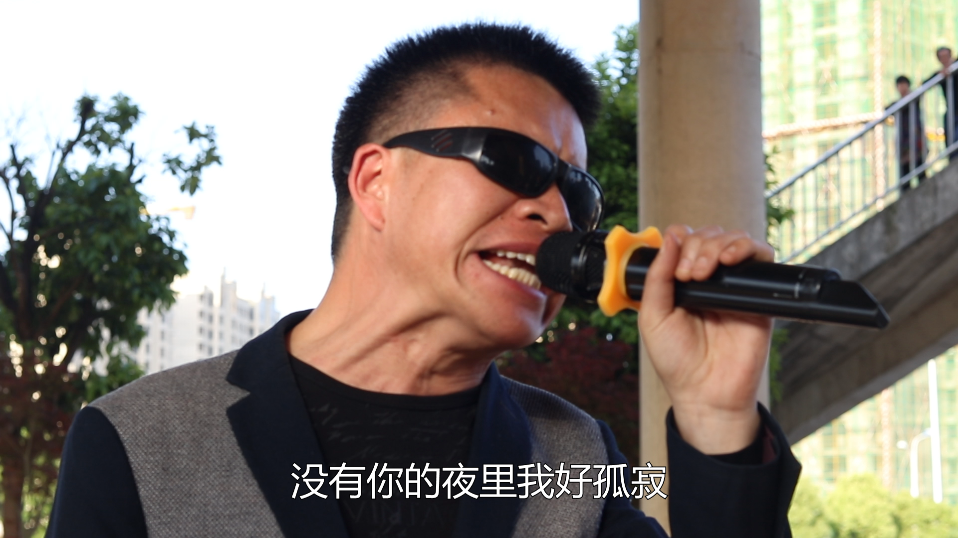 残疾人含泪演唱《妈妈我想你》听得眼泪止不住