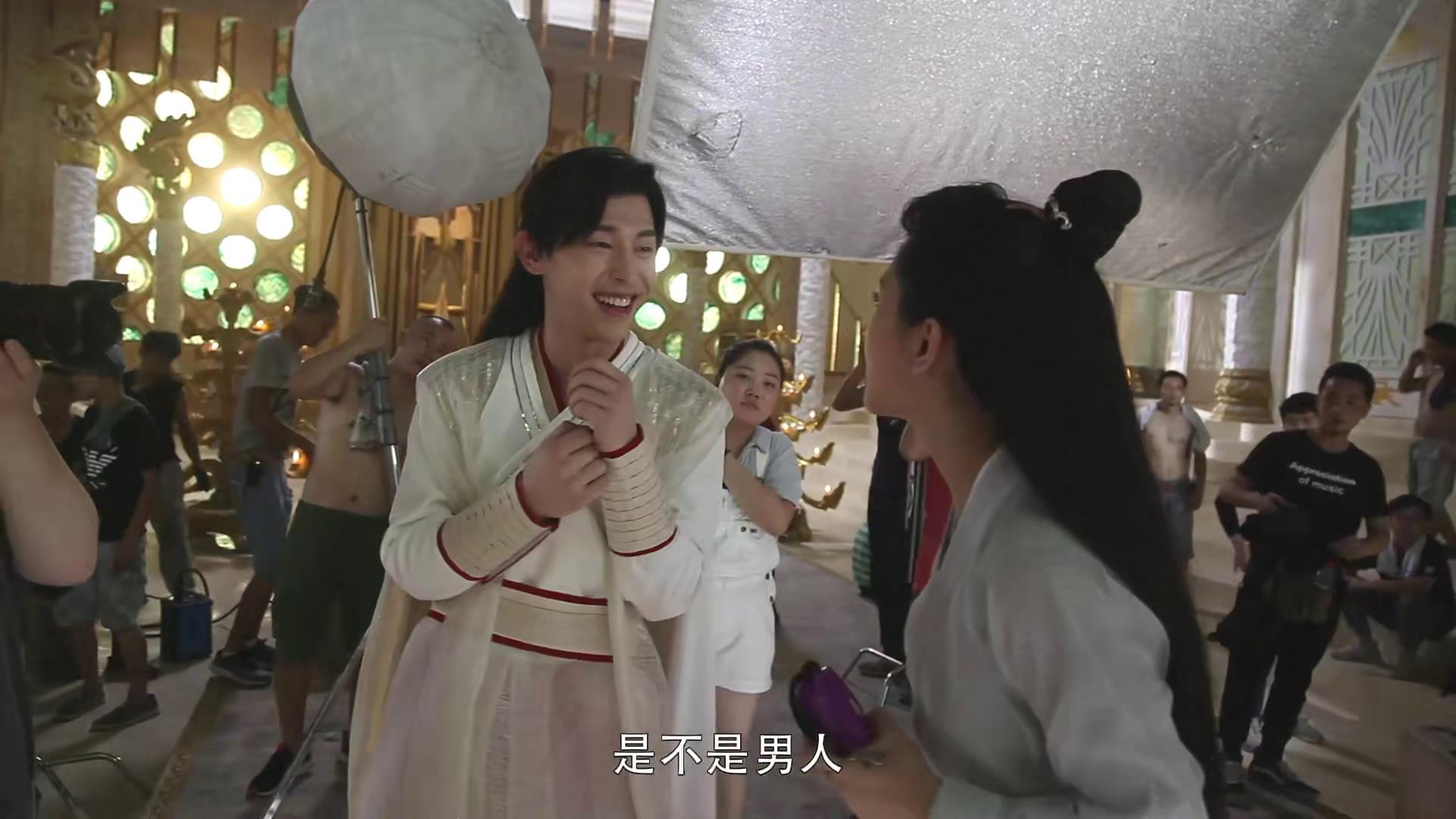 杨紫更是在不客气,在片场直接追债,看到邓伦不给,直接出拳,逼问邓伦是