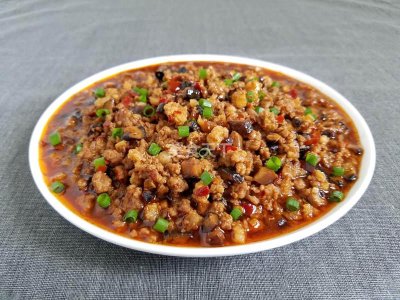 以前腿肉和香菇为主料, 搭配姜,葱,蒜等辅料, 这款肉酱真的很香
