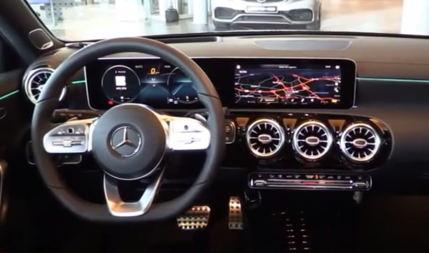 2019款奔驰a200实车亮相超大液晶显示屏搭配全景天窗强势来袭