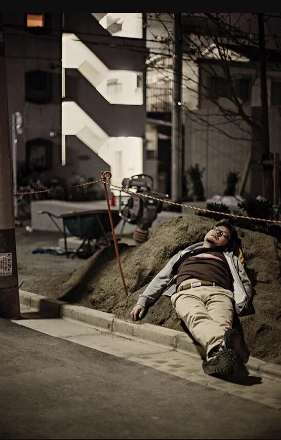 实拍日本喝醉的人街头乱睡丑态百出
