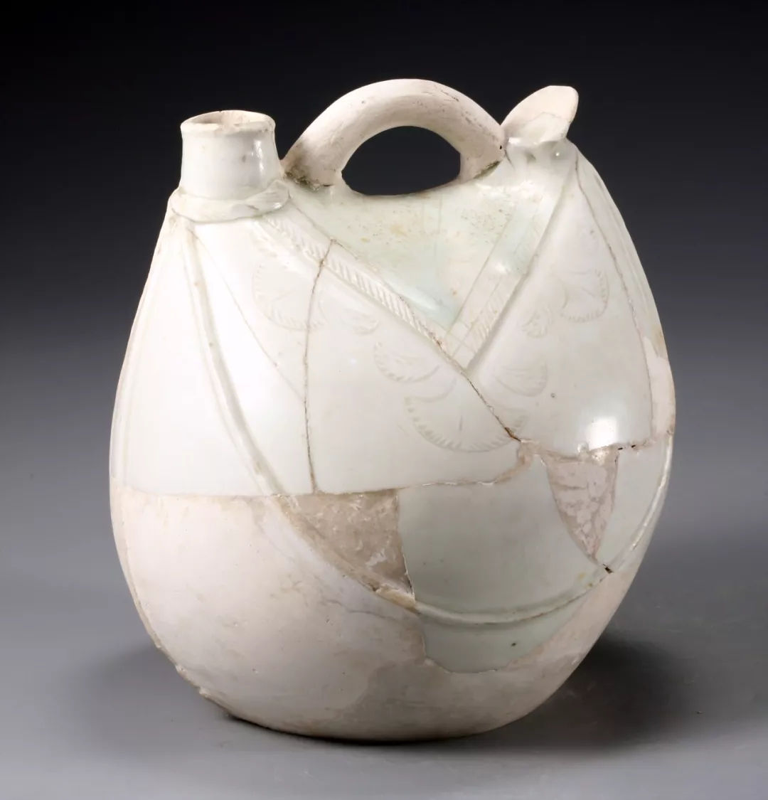 出土唐代白瓷皮囊壶赏析
