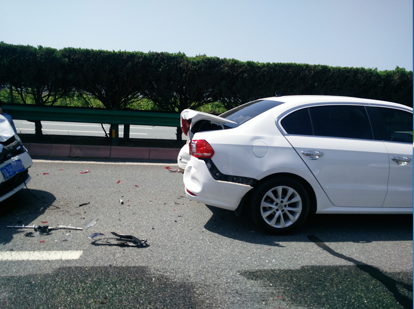 五一小长假高速连撞事故频发1小时路程3小时走