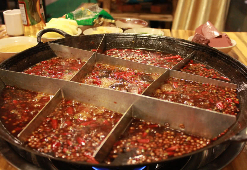 日本小伙自以为很会吃辣,首次挑战重庆"超辣"火锅