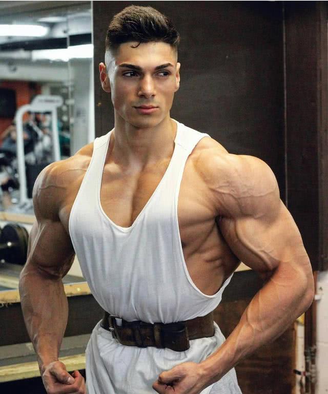 肩部太平扁,想拥有硕大的肩部,三角肌到底该怎么练?