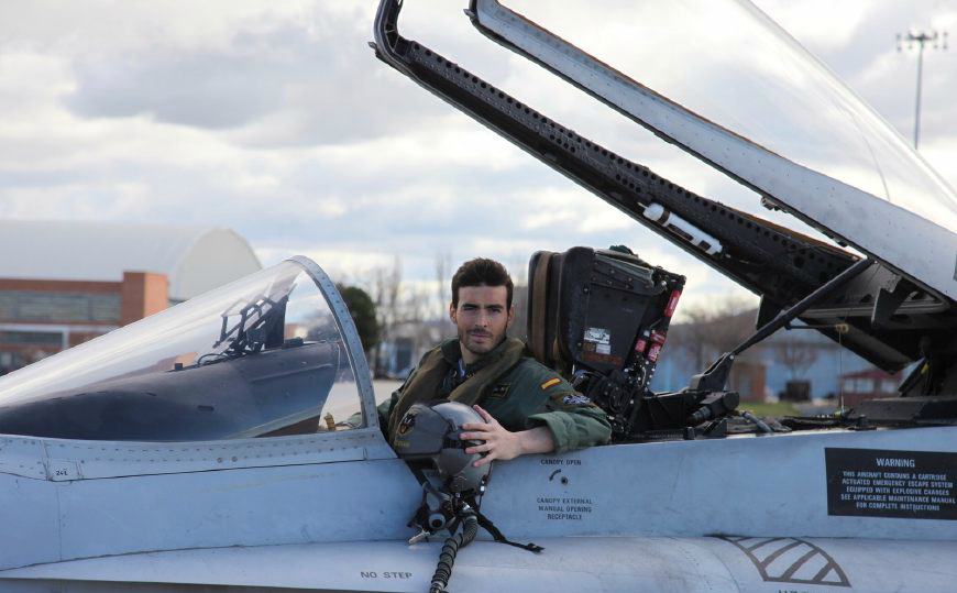 单月坠两机西班牙空军摊事,大黄蜂坠地火焰黑烟直冲云霄