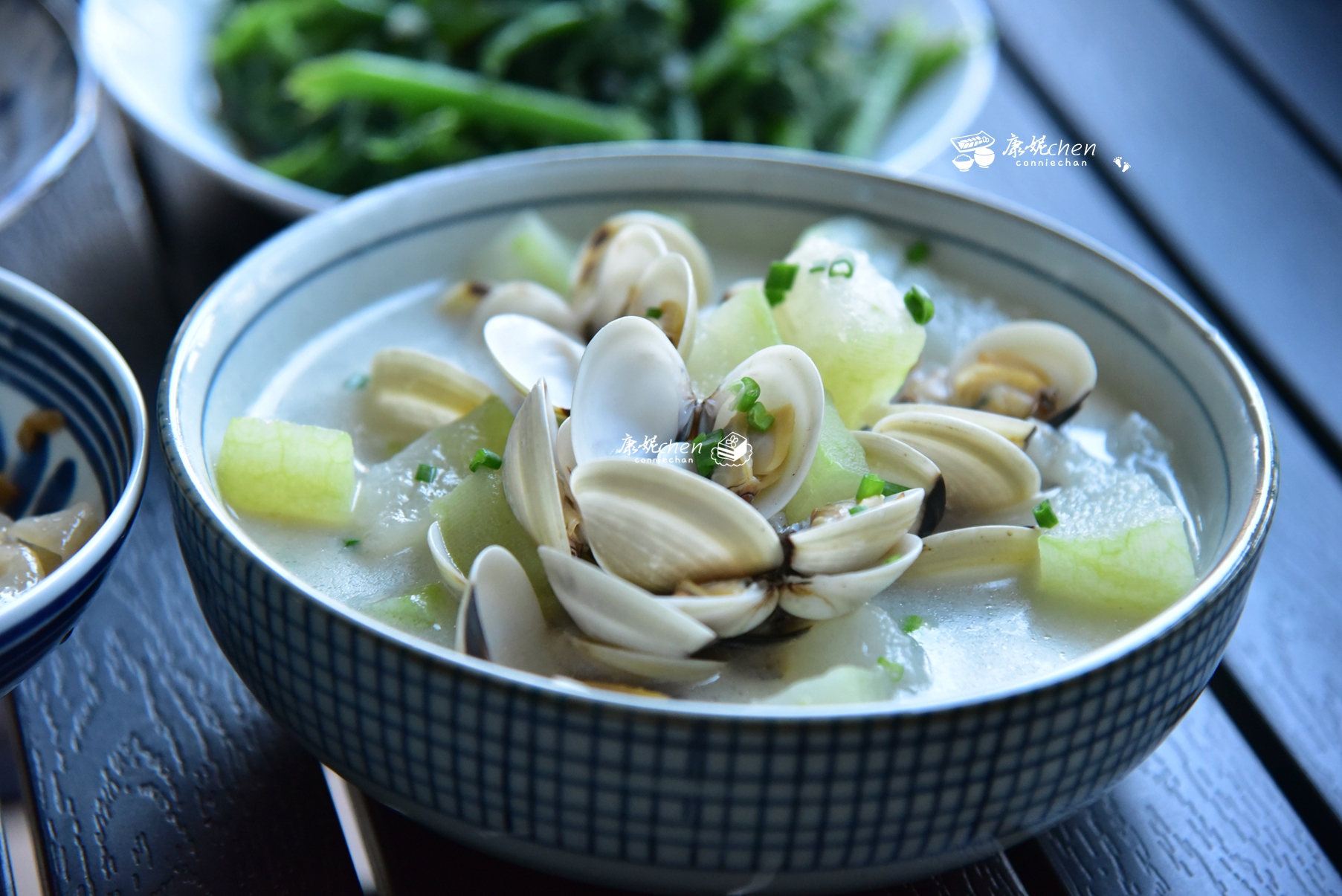 这是冬瓜白贝汤,冬瓜是夏天的瓜果,可以消暑清热,用它们做汤非常鲜美