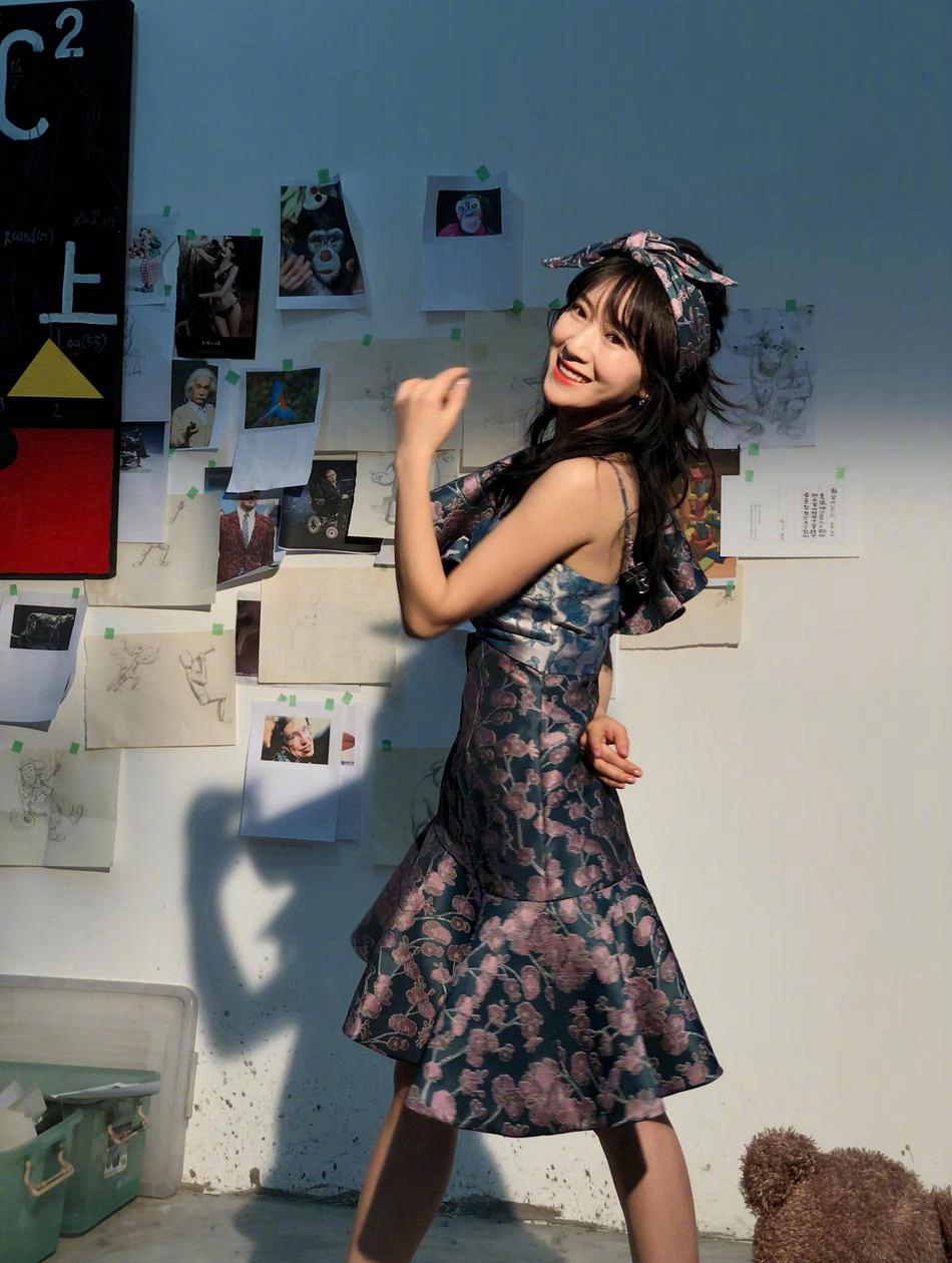 33岁辣妈李念晒照,穿碎花裙绑发带,美成18岁少女样儿!