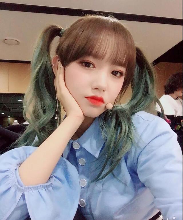 程潇小姐姐一头薄荷绿发色,造型少女气息十足,十分吸睛!